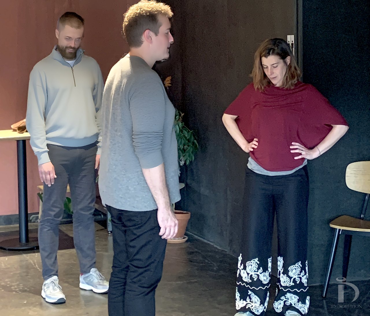 Exploration en mouvement : Aline Stukkens guide deux participants debout
